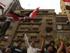 מפגינים חוגגים בקהיר לאחר הפילו את החומה בשגרירות המצרית (רויטרס)