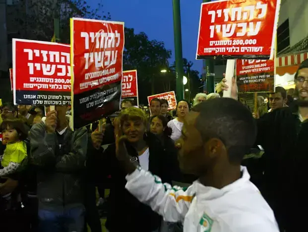 הפגנה נגד מסתננים בשכונת נווה שאנן בתל אביב, אפריל 2011 (אורי לנץ) הפגנה נגד מסתננים בשכונת נווה שאנן בתל אביב, אפריל 2011 (אורי לנץ)