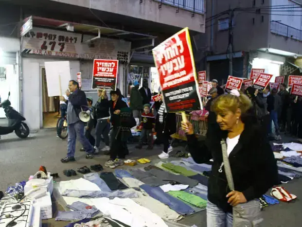 הפגנה נגד מסתננים בשכונת נווה שאנן בתל אביב, אפריל 2011 (אורי לנץ) הפגנה נגד מסתננים בשכונת נווה שאנן בתל אביב, אפריל 2011 (אורי לנץ)