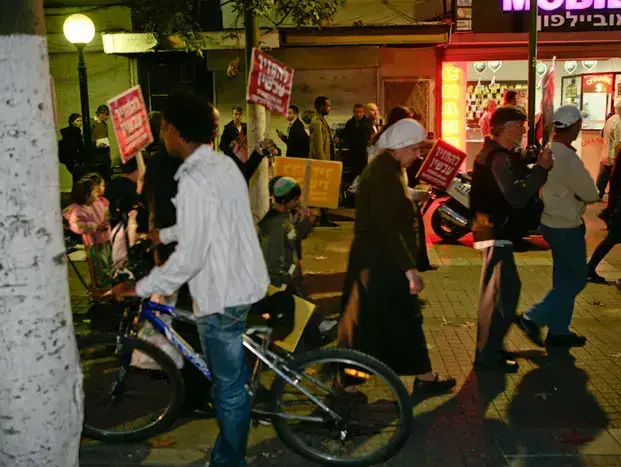 הפגנה נגד מסתננים בשכונת נווה שאנן בתל אביב, אפריל 2011 (אורי לנץ) הפגנה נגד מסתננים בשכונת נווה שאנן בתל אביב, אפריל 2011 (אורי לנץ)