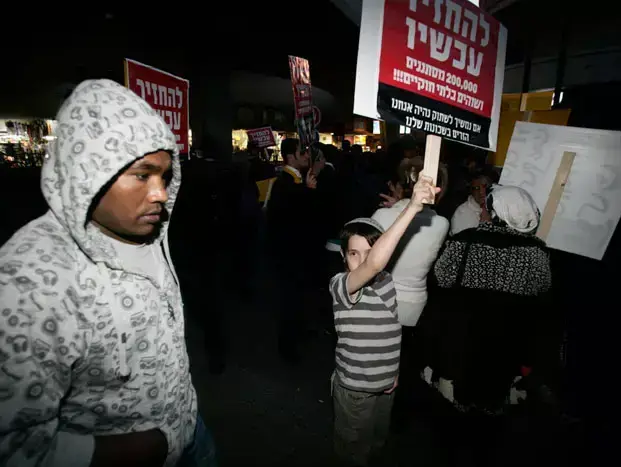 הפגנה נגד מסתננים בשכונת נווה שאנן בתל אביב, אפריל 2011 (אורי לנץ) הפגנה נגד מסתננים בשכונת נווה שאנן בתל אביב, אפריל 2011 (אורי לנץ)