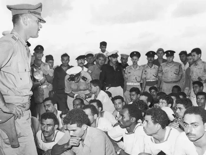מבצע קדש, חייל ישראלי שומר על שבויים מצריים, 1956 (GettyImages) מבצע קדש, חייל ישראלי שומר על שבויים מצריים, 1956 (GettyImages)