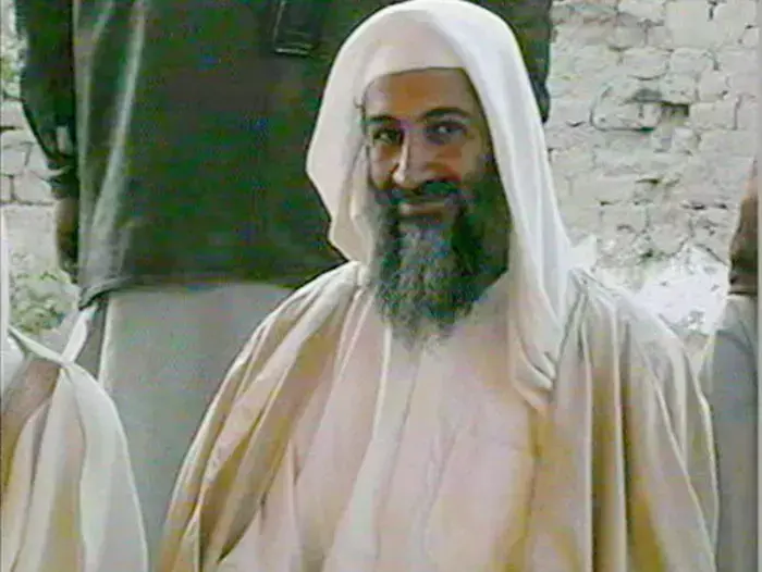 אוסמה בן לאדן בחתונת בנו, ינואר 2001 (AP , Al-Jazeera/TV, file) אוסמה בן לאדן בחתונת בנו, ינואר 2001 (AP , Al-Jazeera/TV, file)