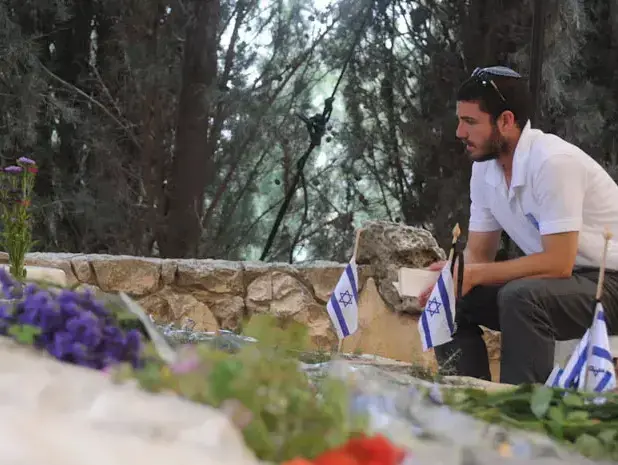 משפחות על קברי חללי צה"ל, מאי 2011 (עומר מירון) משפחות על קברי חללי צה"ל, מאי 2011 (עומר מירון)