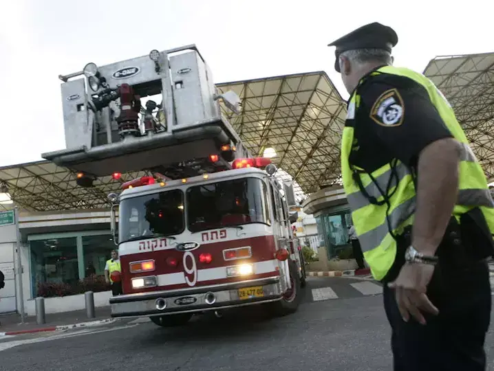 כוחות מכבי אש עוזבים את נמל התעופה בן גוריון עם נחיתת החירום המוצלחת של טיסת אל-על שדיווחה על תקלה טכנית (אורי לנץ) כוחות מכבי אש עוזבים את נמל התעופה בן גוריון עם נחיתת החירום המוצלחת של טיסת אל-על שדיווחה על תקלה טכנית (אורי לנץ)