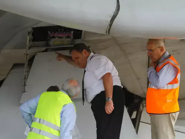 בדיקת מטוס הנוסעים של אל על שביצע נחיתת חירום בנתב"ג בעקבות תקלה שהתגלתה לאחר ההמראה, מאי 2011 (אורי לנץ) בדיקת מטוס הנוסעים של אל על שביצע נחיתת חירום בנתב"ג בעקבות תקלה שהתגלתה לאחר ההמראה, מאי 2011 (אורי לנץ)