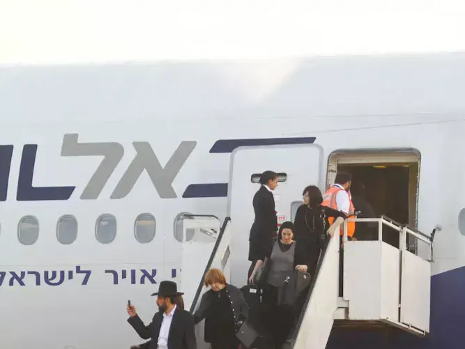 מטוס נוסעים של אל על ביצע נחיתת חירום בנתב"ג בעקבות תקלה שהתגלתה לאחר ההמראה, מאי 2011 (אורי לנץ) מטוס נוסעים של אל על ביצע נחיתת חירום בנתב"ג בעקבות תקלה שהתגלתה לאחר ההמראה, מאי 2011 (אורי לנץ)