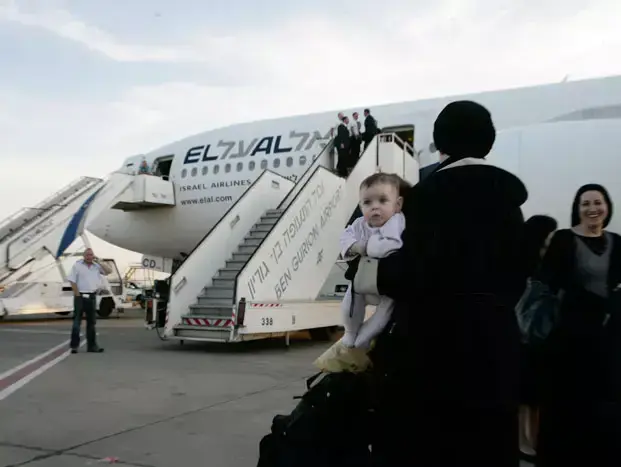 מטוס נוסעים של אל על ביצע נחיתת חירום בנתב"ג בעקבות תקלה שהתגלתה לאחר ההמראה, מאי 2011 (אורי לנץ) מטוס נוסעים של אל על ביצע נחיתת חירום בנתב"ג בעקבות תקלה שהתגלתה לאחר ההמראה, מאי 2011 (אורי לנץ)