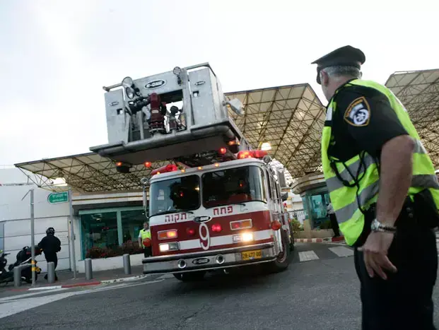 כוחות הצלה בנתב"ג בעקבות נחיתת חירום של מטוס נוסעים של אלעל לאחר שהתגלתה בו תקלה לאחר ההמראה, מאי 2011 (אורי לנץ) כוחות הצלה בנתב"ג בעקבות נחיתת חירום של מטוס נוסעים של אלעל לאחר שהתגלתה בו תקלה לאחר ההמראה, מאי 2011 (אורי לנץ)