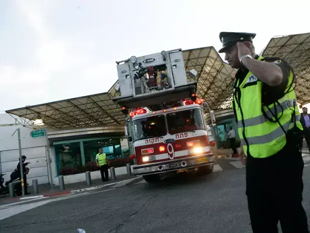 כוחות הצלה בנתב"ג בעקבות נחיתת חירום של מטוס נוסעים של אלעל לאחר שהתגלתה בו תקלה לאחר ההמראה, מאי 2011 (אורי לנץ) כוחות הצלה בנתב"ג בעקבות נחיתת חירום של מטוס נוסעים של אלעל לאחר שהתגלתה בו תקלה לאחר ההמראה, מאי 2011 (אורי לנץ)