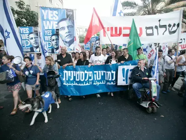 הפגנת שמאל בתל אביב, מאי 2011 (אורי לנץ) הפגנת שמאל בתל אביב, מאי 2011 (אורי לנץ)