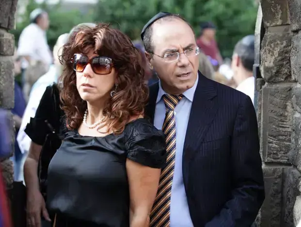 חבר הכנסת סילבן שלום ואשתו ג'ודי ניר מוזס בהלוויתו של איש העסקים סמי עופר, מאי 2011 (שי אוקנין) חבר הכנסת סילבן שלום ואשתו ג'ודי ניר מוזס בהלוויתו של איש העסקים סמי עופר, מאי 2011 (שי אוקנין)