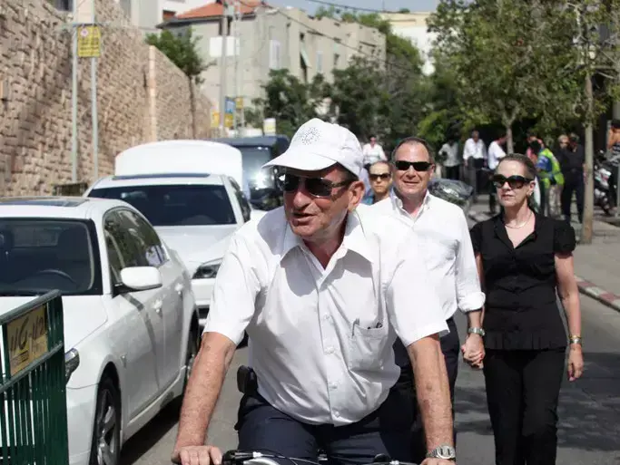 ראש עיר עיריית תל אביב רון חולדאי בהלוויתו של איש העסקים סמי עופר, מאי 2011 (שי אוקנין) ראש עיר עיריית תל אביב רון חולדאי בהלוויתו של איש העסקים סמי עופר, מאי 2011 (שי אוקנין)