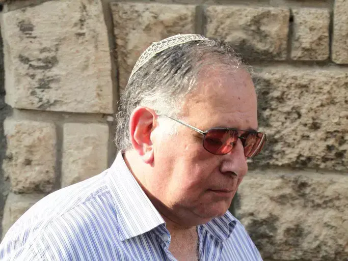 ראש העיר חיפה יונה יהב בהלוויתו של איש העסקים סמי עופר, מאי 2011 (שי אוקנין) ראש העיר חיפה יונה יהב בהלוויתו של איש העסקים סמי עופר, מאי 2011 (שי אוקנין)