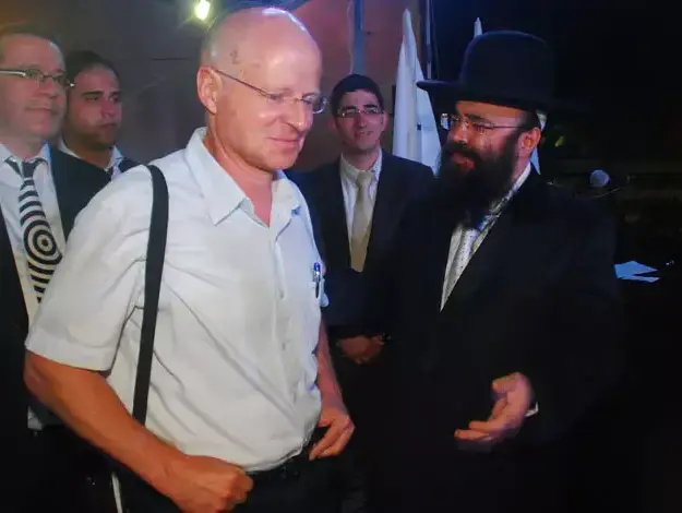 נעם שליט בהילולה של הרב יעקב איפרגן הרנטגן בנתיבות, תיקון שנה והדלקת הנרות המסורתית, יולי 2011 (שי מכלוף) נעם שליט בהילולה של הרב יעקב איפרגן הרנטגן בנתיבות, תיקון שנה והדלקת הנרות המסורתית, יולי 2011 (שי מכלוף)