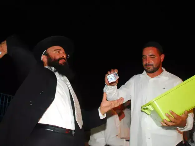 הילולת הרב יעקב איפרגן הרנטגן בנתיבות, תיקון שנה והדלקת הנרות המסורתית, יולי 2011 (שי מכלוף) הילולת הרב יעקב איפרגן הרנטגן בנתיבות, תיקון שנה והדלקת הנרות המסורתית, יולי 2011 (שי מכלוף)