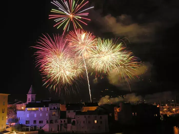 זיקוקים לכבוד 14 ביולי, צרפת (ShutterStock , Carsten Medom Madsen) זיקוקים לכבוד 14 ביולי, צרפת (ShutterStock , Carsten Medom Madsen)