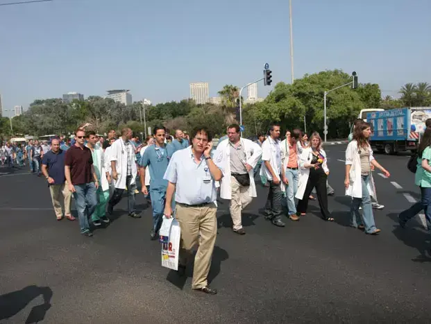 מחאת הרופאים בתל אביב, יולי 2011 (שי אוקנין) מחאת הרופאים בתל אביב, יולי 2011 (שי אוקנין)