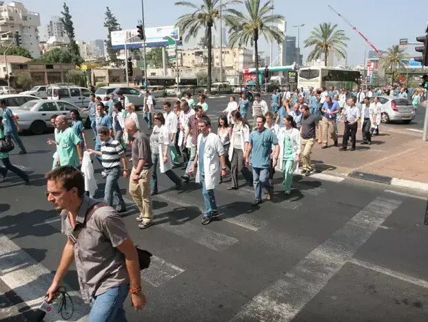 מחאת הרופאים בתל אביב, יולי 2011 (שי אוקנין) מחאת הרופאים בתל אביב, יולי 2011 (שי אוקנין)