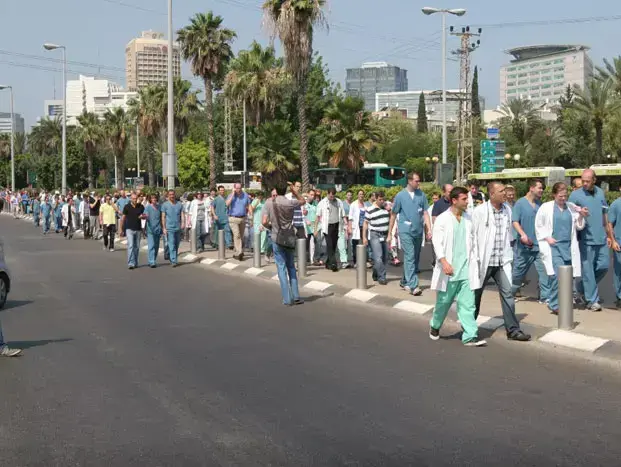 מחאת הרופאים בתל אביב ליד בניין ההסתדרות, יולי 2011 (אורי לנץ) מחאת הרופאים בתל אביב ליד בניין ההסתדרות, יולי 2011 (אורי לנץ)