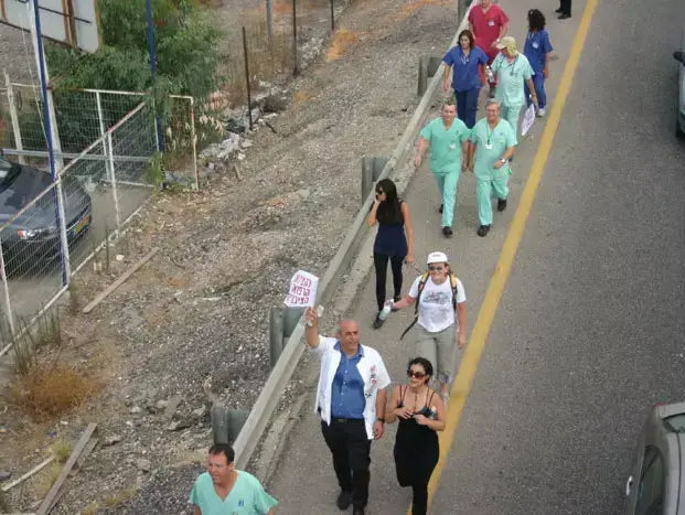 צעדת הרופאים היום מכפר חב"ד לכיוון ירושלים, יולי 2011 (יח"צ , אריאל נוי) צעדת הרופאים היום מכפר חב"ד לכיוון ירושלים, יולי 2011 (יח"צ , אריאל נוי)