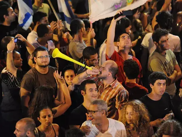 הפגנת הענק במחאה על מצוקת הדיור ויוקר המחיה בירושלים, אוגוסט 2011 (עומר מירון) הפגנת הענק במחאה על מצוקת הדיור ויוקר המחיה בירושלים, אוגוסט 2011 (עומר מירון)