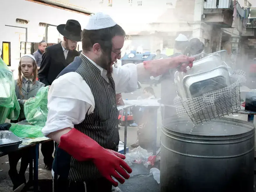 הגעלת כלים לכבוד פסח, אפריל 2012 (עומר מירון) הגעלת כלים לכבוד פסח, אפריל 2012 (עומר מירון)
