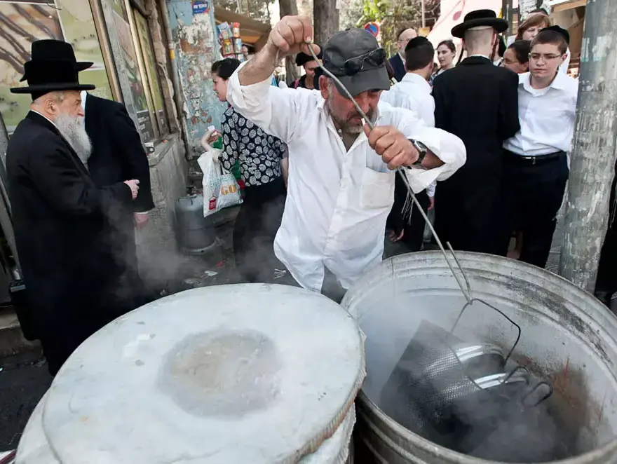 הגעלת כלים לכבוד פסח, אפריל 2012 (עומר מירון) הגעלת כלים לכבוד פסח, אפריל 2012 (עומר מירון)