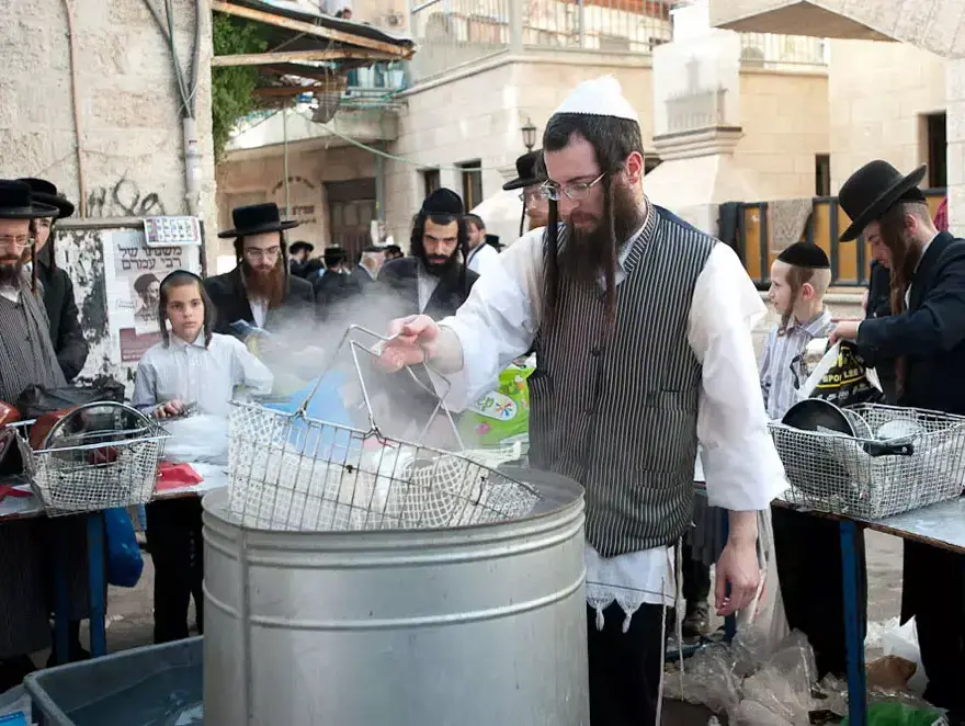 הגעלת כלים לכבוד פסח, אפריל 2012 (עומר מירון) הגעלת כלים לכבוד פסח, אפריל 2012 (עומר מירון)