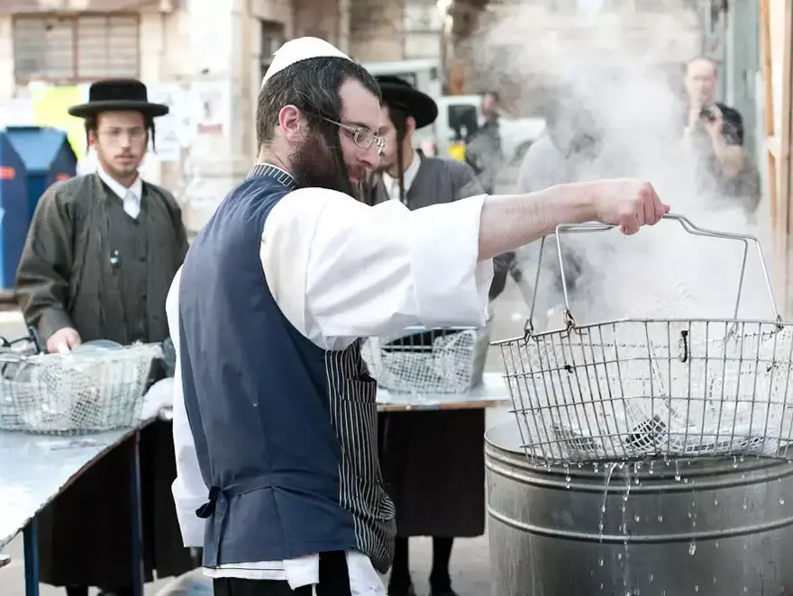הגעלת כלים לכבוד פסח, אפריל 2012 (עומר מירון) הגעלת כלים לכבוד פסח, אפריל 2012 (עומר מירון)