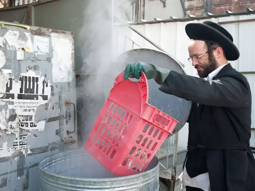 הגעלת כלים לכבוד פסח, אפריל 2012 (עומר מירון) הגעלת כלים לכבוד פסח, אפריל 2012 (עומר מירון)