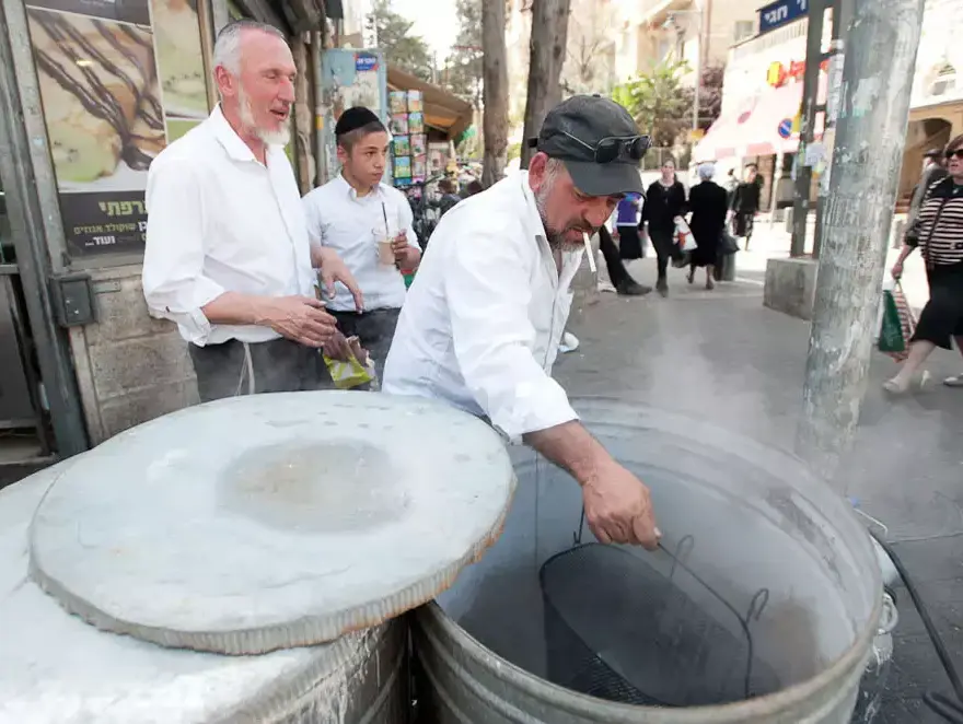 הגעלת כלים לכבוד פסח, אפריל 2012 (עומר מירון) הגעלת כלים לכבוד פסח, אפריל 2012 (עומר מירון)