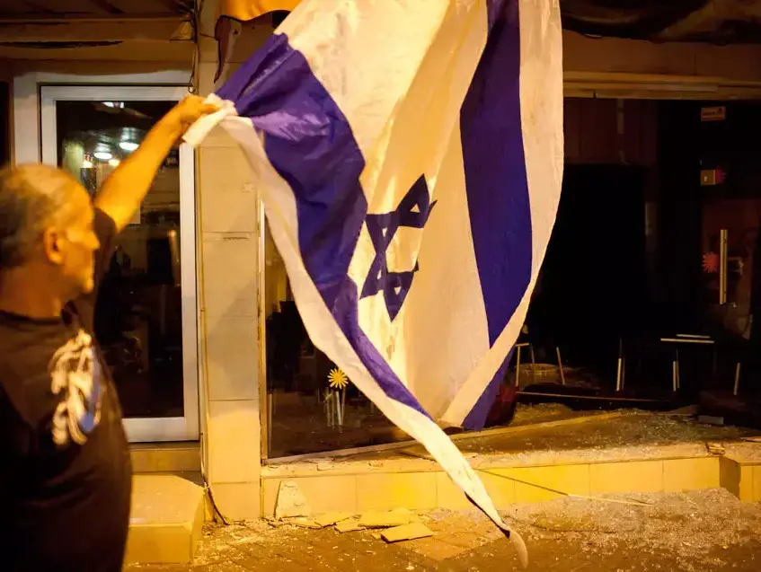 התקפה על חניות סודנים בהפגנה בשכונת התקווה (ספק 500 , אקטיבסטילס) התקפה על חניות סודנים בהפגנה בשכונת התקווה (ספק 500 , אקטיבסטילס)