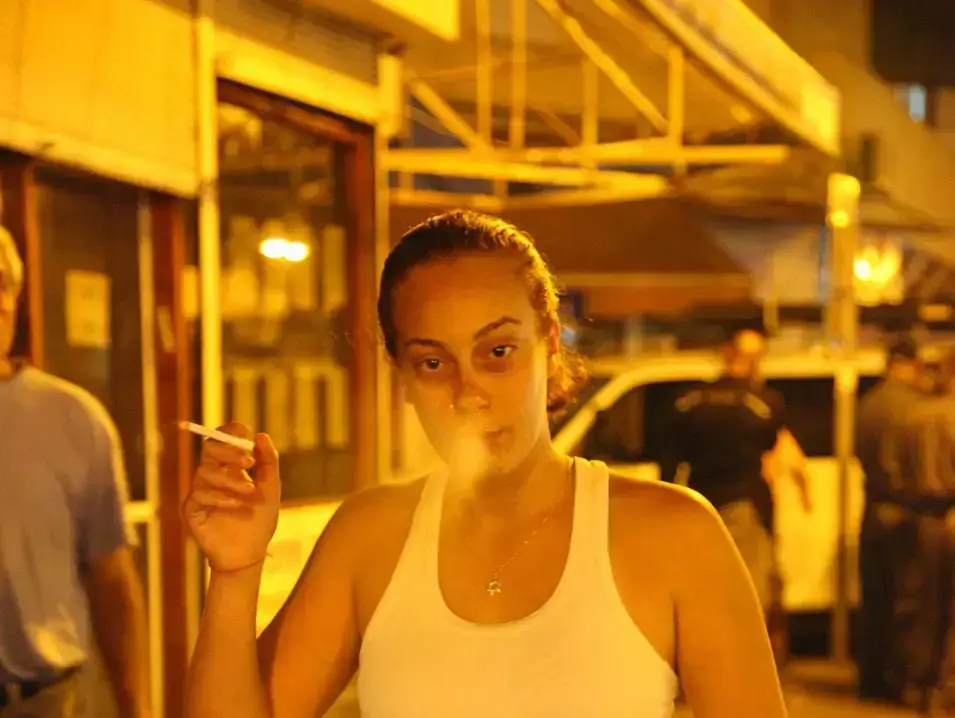 מפגינה עם חולצה "מוות לסודנים" (מעריב , אמיר מאירי באדיבות מעריב) מפגינה עם חולצה "מוות לסודנים" (מעריב , אמיר מאירי באדיבות מעריב)