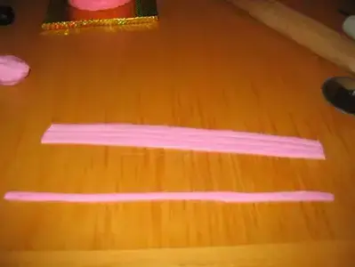 שלבים בהכנת עוגת בצק סוכר בצורת מתנה ( עוגתית ) (מערכת וואלה! NEWS) שלבים בהכנת עוגת בצק סוכר בצורת מתנה ( עוגתית ) (מערכת וואלה! NEWS)