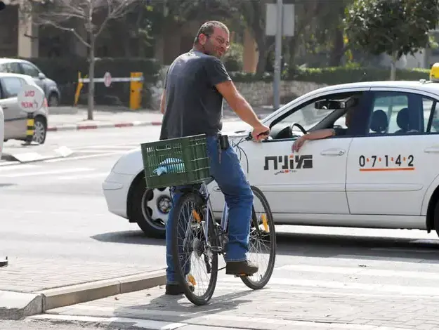 פפראצי של הערביולוג יורם בינור מדווש על אופניים (בוצ'צ'ו) פפראצי של הערביולוג יורם בינור מדווש על אופניים (בוצ'צ'ו)