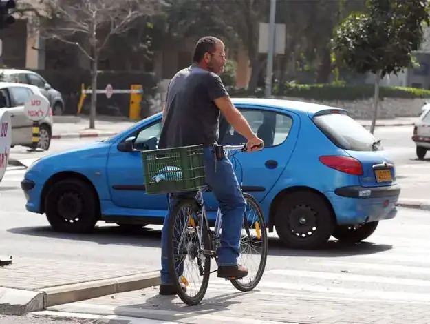 פפראצי של הערביולוג יורם בינור מדווש על אופניים (בוצ'צ'ו) פפראצי של הערביולוג יורם בינור מדווש על אופניים (בוצ'צ'ו)