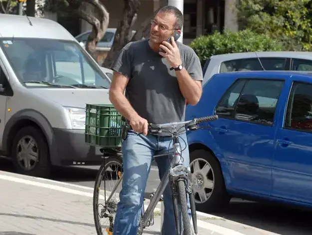 פפראצי של הערביולוג יורם בינור מדווש על אופניים (בוצ'צ'ו) פפראצי של הערביולוג יורם בינור מדווש על אופניים (בוצ'צ'ו)