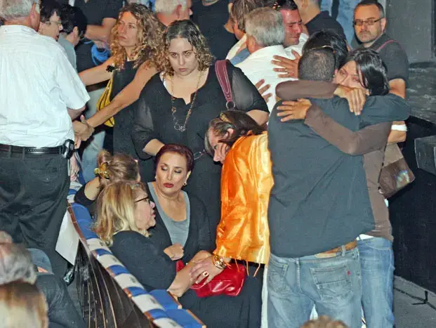 חברים מנחמים בטקס אשכבה לזכר ישראל פולי פוליאקוב (שרון בוקוב) חברים מנחמים בטקס אשכבה לזכר ישראל פולי פוליאקוב (שרון בוקוב)