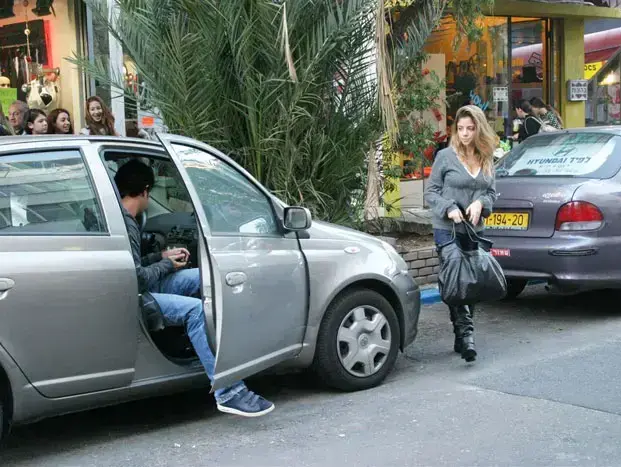 פפרצי שירי מימון קונה מגפיים (בוצ'צ'ו) פפרצי שירי מימון קונה מגפיים (בוצ'צ'ו)