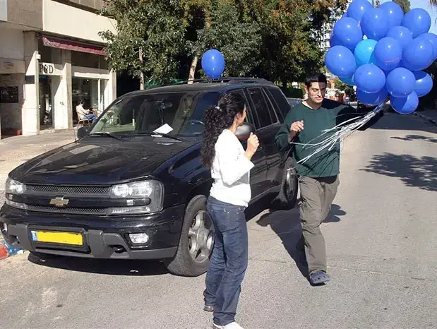 פפראצי נינט טייב מקבלת דוח בככר המדינה (בוצ'צ'ו) פפראצי נינט טייב מקבלת דוח בככר המדינה (בוצ'צ'ו)