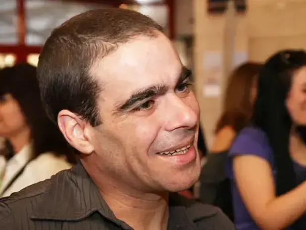 הבמאי אלון אופיר (אביב חופי) הבמאי אלון אופיר (אביב חופי)