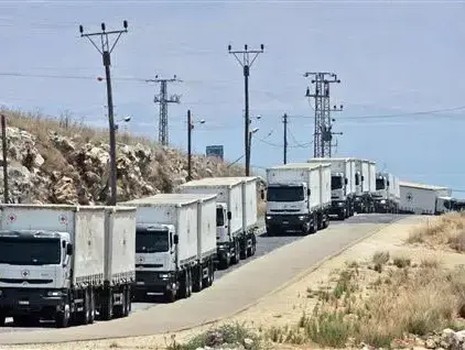 שיירת משאיות של הצלב האדום עושה דרכה למעבר ראש הנקרה בין ישראל ללבנון (AP , Sebastian Scheiner) שיירת משאיות של הצלב האדום עושה דרכה למעבר ראש הנקרה בין ישראל ללבנון (AP , Sebastian Scheiner)