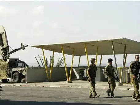 חיילי מילואים מסיירים במעבר ראש הנקרה שהפך לשטח צבאי סגור (AP , Ariel Schalit) חיילי מילואים מסיירים במעבר ראש הנקרה שהפך לשטח צבאי סגור (AP , Ariel Schalit)