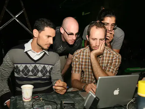 גיא זוארץ מצטלם לקטלוג חורף 2009 של סליו (בוצ'צ'ו) גיא זוארץ מצטלם לקטלוג חורף 2009 של סליו (בוצ'צ'ו)