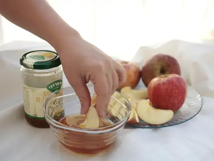 תפוח בדבש (יסמין סויפר) תפוח בדבש (יסמין סויפר)
