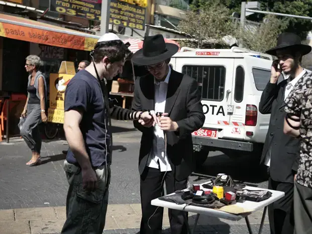 מניחים תפילין (יסמין סויפר) מניחים תפילין (יסמין סויפר)
