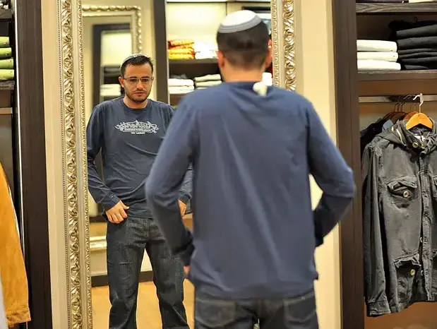 פפראצי אשר סימוני קונה בגדים (יוני טובלי) פפראצי אשר סימוני קונה בגדים (יוני טובלי)