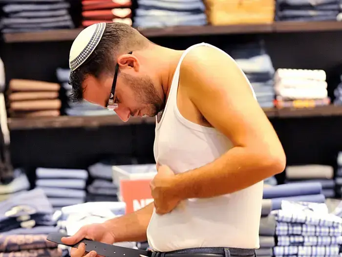פפראצי אשר סימוני קונה בגדים (יוני טובלי) פפראצי אשר סימוני קונה בגדים (יוני טובלי)