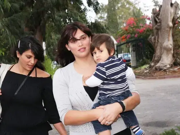 מאיה ישעיהו ובנה (אביב חופי) מאיה ישעיהו ובנה (אביב חופי)